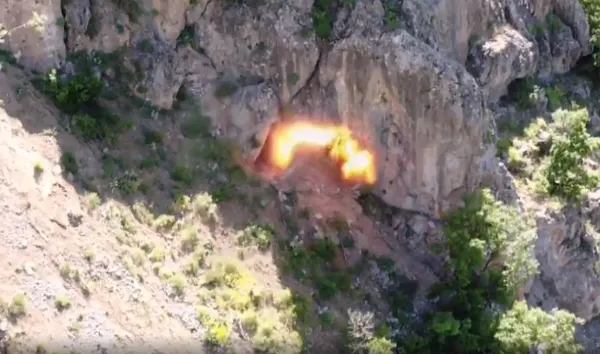 Son dakika: Mehmetçik Irak'ta PKK'nın kullandığı mağarayı patlattı - 3