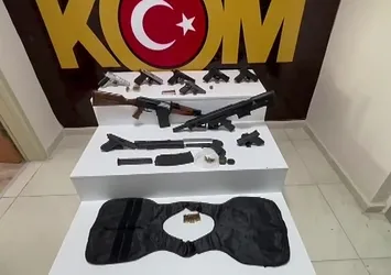 Adana'da çelik yelek ve silahlar ele geçirildi