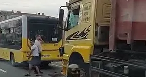 Büyükçekmece’de kamyon İETT otobüsüne çarptı