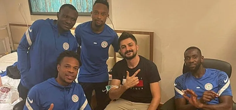 Çaykur Rizespor oyuncularından kebap ziyafeti verdi! Lebogang Phiri’nin şalgam suyu içerken verdiği tepki güldürdü