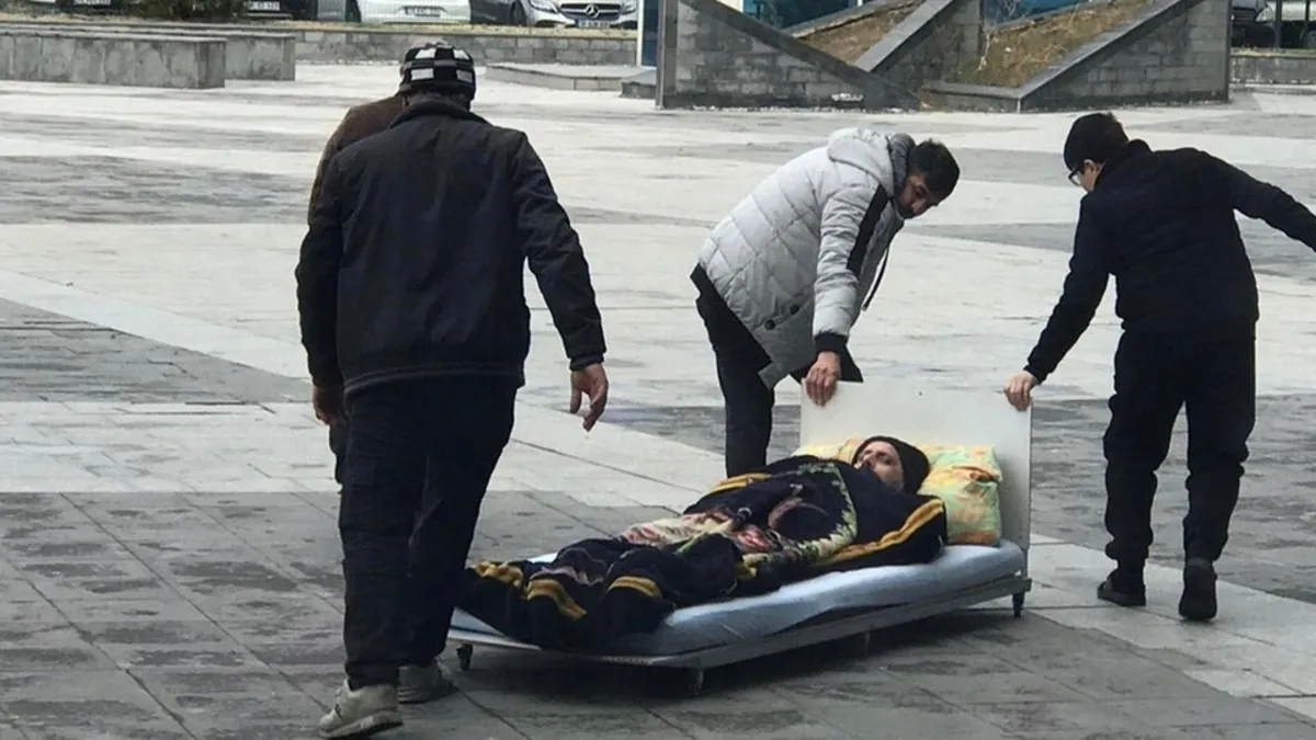 Kayseri'de garip olay! Tekerlekli yatakla geldiği adliyeden boşanarak ayrıldı