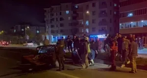 Bartın’da otomobil elektrik direğine çarptı