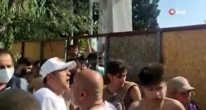 Büyükçekmece’de İran uyruklu kadından Türk bayrağına çirkin saldırı! Vatandaşlardan büyük tepki - 4