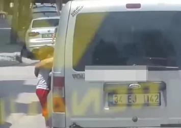 Üç yaşındaki çocuğunu arabadan sarkıttı! Nedeni ise dehşete düşürdü