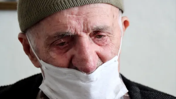 Sağlık Bakanı Fahrettin Koca Kovid-19 aşısı olan "Selim dede"nin duygu dolu görüntülerini paylaştı - 4