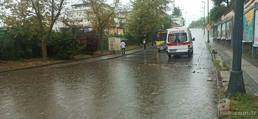 İstanbul'u sağanak vurdu! Yollar göle döndü, araçlar sulara gömüldü | Eminönü'nde dükkanları su bastı | Beykoz'da istinat duvarı çöktü 22