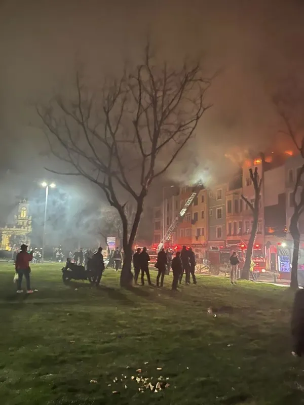 fatihte-korku-dolu-anlar-ahsap-binada-baslayan-yangin-yan-binaya-sicradi-1707700351732.jpeg Fatih'te korku dolu anlar! Ahşap binada çıkan yangın yan binaya sıçradı | Bir vatandaş canını zor kurtardı - 1