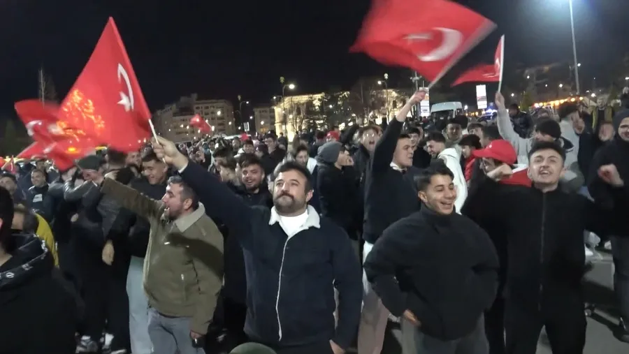 bizim-cocuklar-tarih-yazdi-bayragini-alan-sokaklara-dokuldu-iste-yurttan-kareler-1774993762111.jpg FOTOĞRAF (DHA)