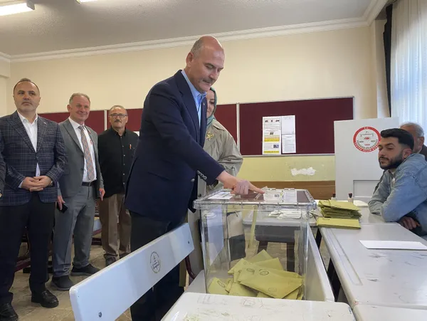 adalet-bakani-bekir-bozdag-sanliurfada-oyunu-kullandi-1684052398365.jpg Bakanlar sandık başında: "Bugün söz millette" - 9