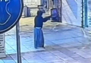 Kadın kılığında iş yerini kurşunladı