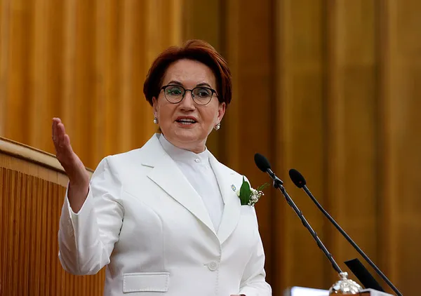 Meral Akşener İsmail Küçükkaya’ya dil çıkardı sosyal medyada olay oldu