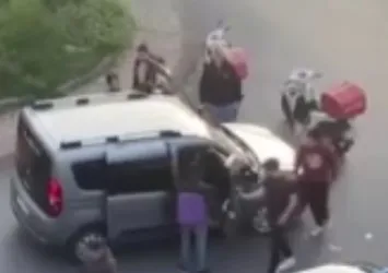 İstanbul’da sopalı yumruklu yol verme kavgası! Ortalık bir anda karıştı