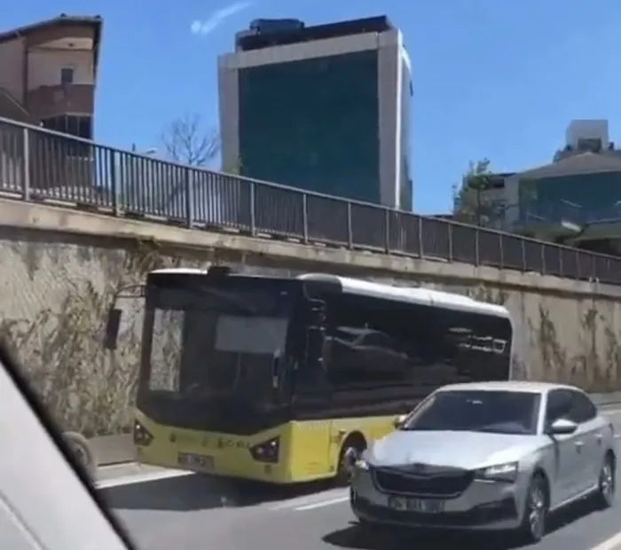 ibb-nerede-beykozda-kaza-yapan-iett-otobusunun-lastigi-yola-savruldu-1652284326359.jpg İBB'nin İETT ile sınavı! Beykoz’da kaza yapan İETT otobüsünün lastiği yola savruldu - 2