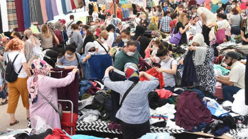 Eskişehir’de halk pazarında sosyal mesafe unutuldu