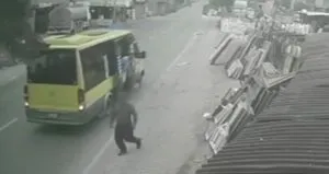 Kapısı açık giden minibüsten düştü