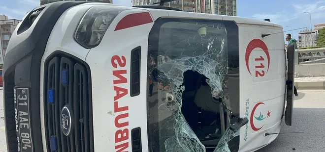 Araçla çarpışan ambulans devrildi: 2 yaralı