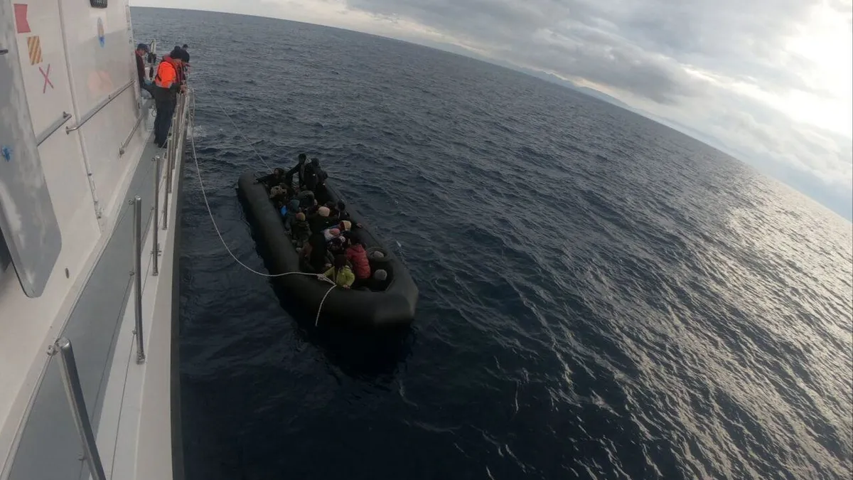 İzmir açıklarında 35 düzensiz göçmen kurtarıldı