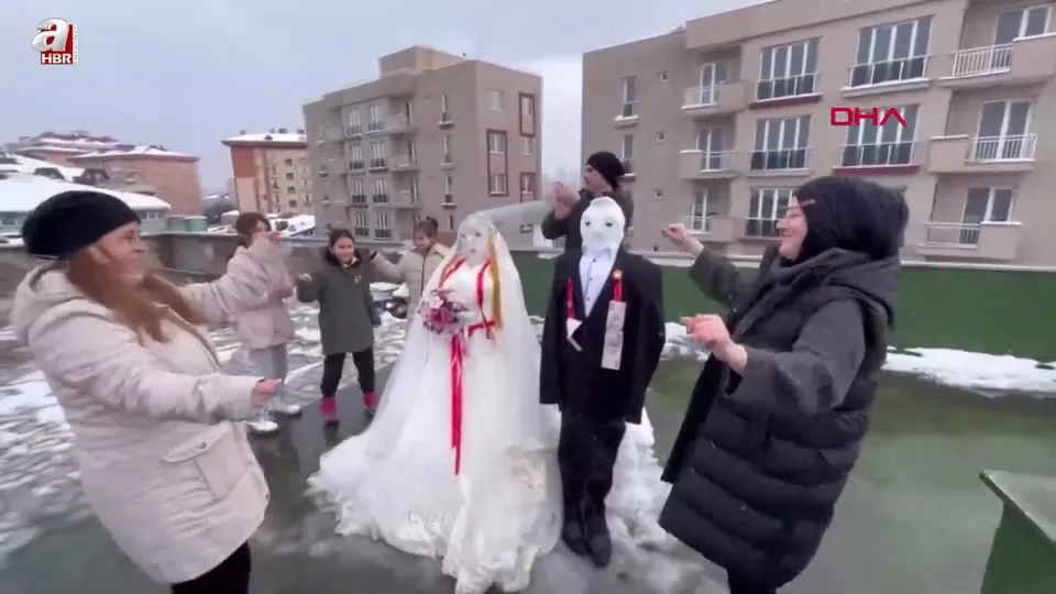 Kağıthane’de kardan çift için düğün