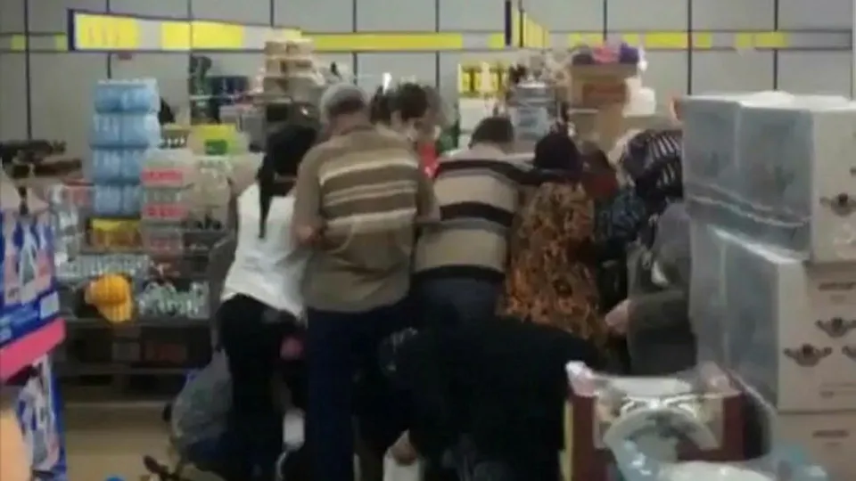 Markette 'ucuz kapak' izdihamı; koronavirüs tedbirleri hiçe sayıldı