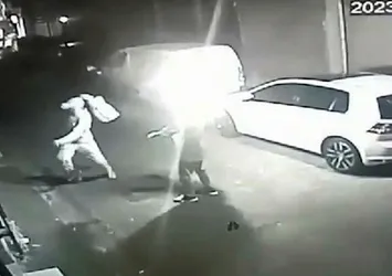 Bayrampaşa'da berbere motoloflu saldırı! Polis çalışma başlattı