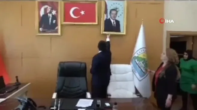 DEM’liler Başkan Erdoğan’ın fotoğrafını indirdi
