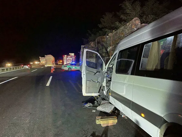 duzcede-feci-kaza-minibus-tira-carpti-10u-cocuk-20-yarali-1691391705660.jpg Düzce'de feci kaza! Minibüs tıra çarptı: 10'u çocuk 20 yaralı - 1