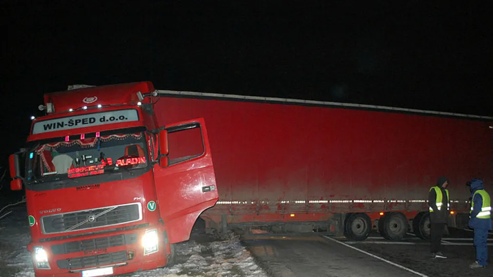 Son dakika: Tekirdağ'da ulaşımı bitiren kaza! Lastiği patlayan tır yolu kapattı