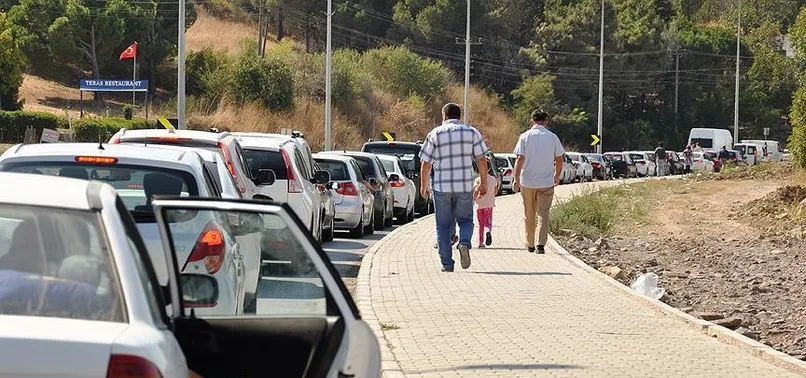 Tatilciler dönüş yolunda trafiğe takıldı!