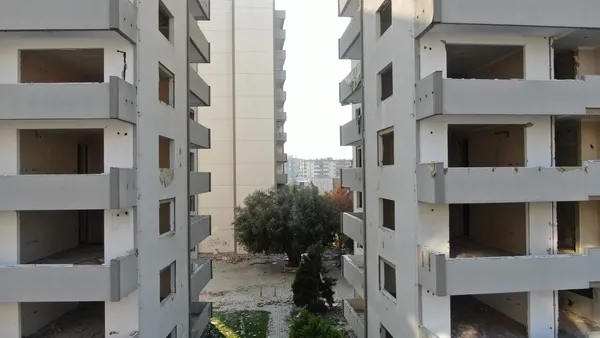 İzmir depreminde ağır hasar alan binaların yıkımı tamamlandı - 1
