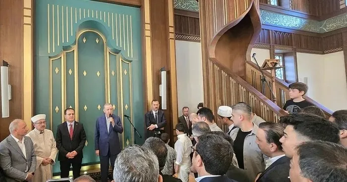 Başkan Erdoğan bayram namazı sonrası vatandaşlarla bayramlaştı: Küskünlüğü atmalıyız! Müslümana bu yakışır