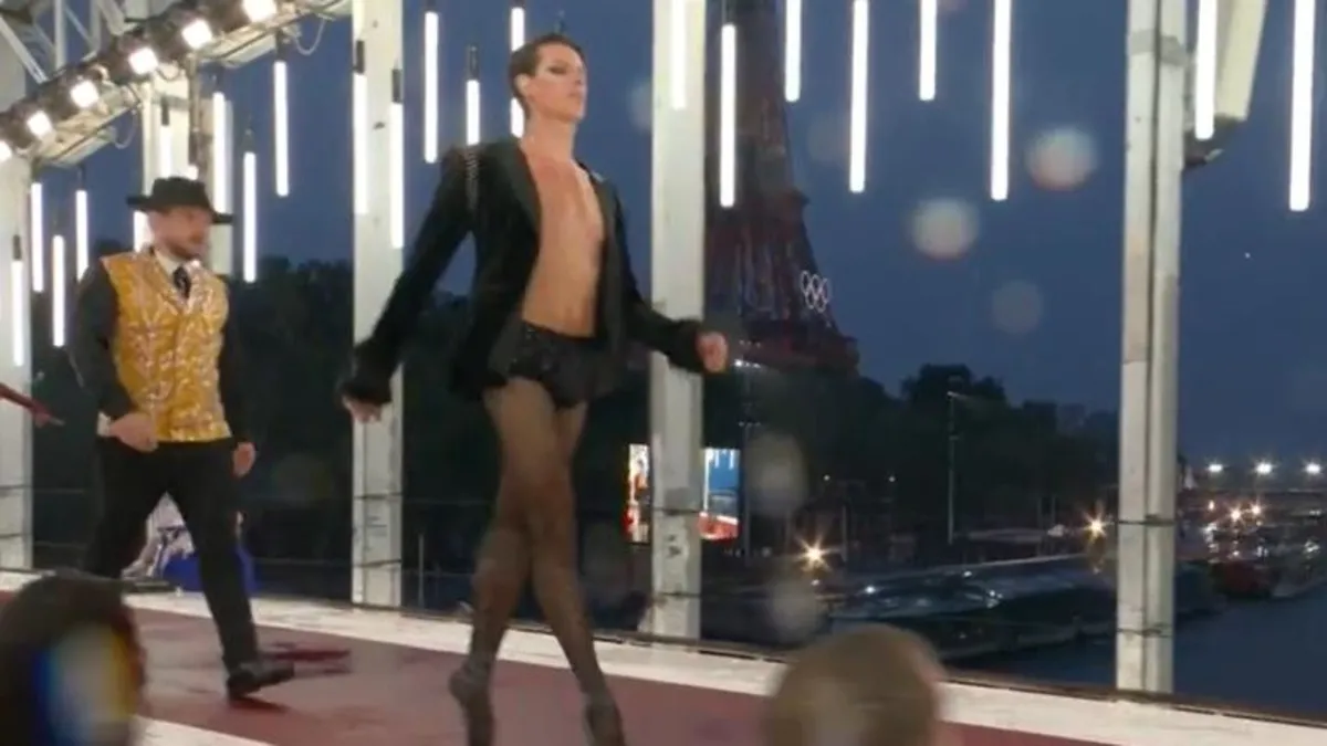 Paris Olimpiyat Oyunları'nda LGBT dayatması! Eşcinseller kırmızı halıda boy gösterdi | Olimpiyat meşalesini bu yıl translar taşıdı!