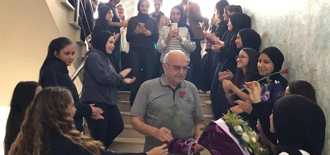 Mezun olduğu okuldan 40 yıl sonra emekli oldu! Öğrencilerden o öğretmene sürpriz veda