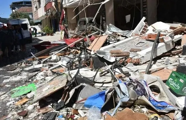 izmirde-5-kisinin-oldugu-patlamada-gelisme-lokanta-sahibi-adliyeye-sevk-edildi-1719849095993.jpg İzmir'de 5 kişinin öldüğü patlamada gelişme! Lokanta sahibi ve tüpü değiştiren kişi tutuklandı | İfadeleri ortaya çıktı