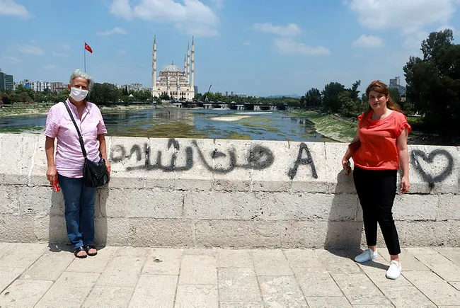 Adana'da tarihe saygısızlık! 16 asırlık köprüye yine sprey boyayla yazı yazdılar - 3