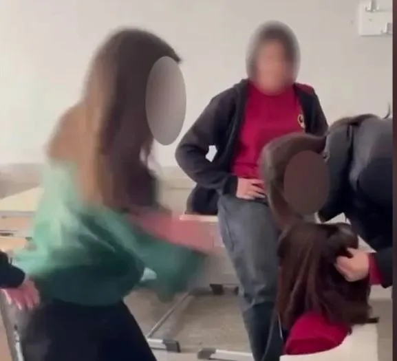 akran-zorbaligina-maruz-kalan-cocuklar-psikolojik-olarak-nasil-etkilenir-1747118655626.jpg Akran zorbalığı (AHABER)