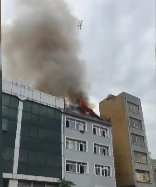 Son dakika: İstanbul Beyoğlu'nda otelin çatısında yangın - 2