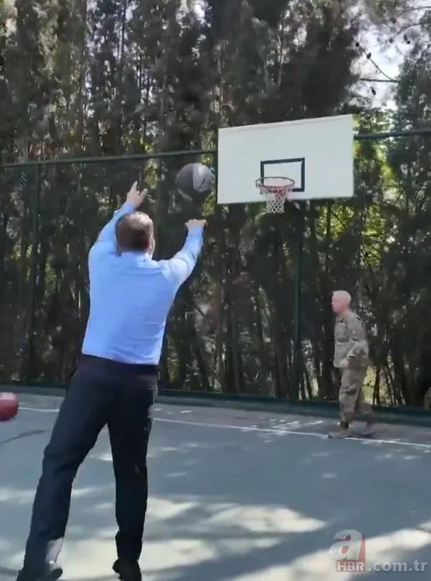 Suriye lideri Şara CENTCOM Komutanı Cooper ile basketbol oynadı 9