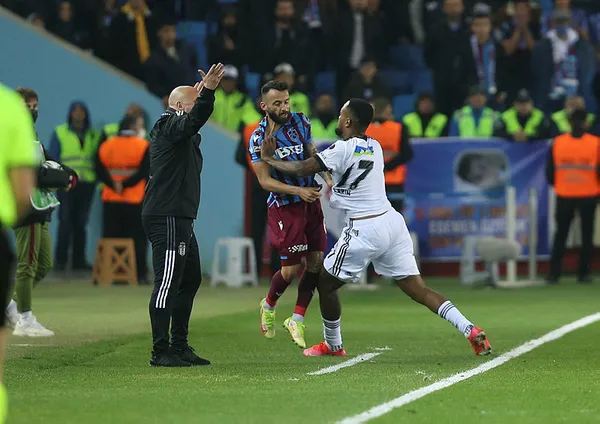 cyle-larinin-cezasi-belli-oldu-pfdk-rakibine-tokat-atan-larine-bir-mac-ceza-verdi-1649353183994.jpg Cyle Larin'in cezası belli oldu! PFDK rakibine tokat atan Larin'e bir maç ceza verdi - 1