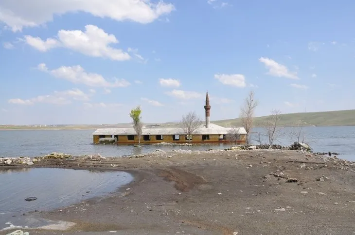 Kars’ta baraj gölü 5 metre çekildi, cami ve okul yeniden ortaya çıktı
