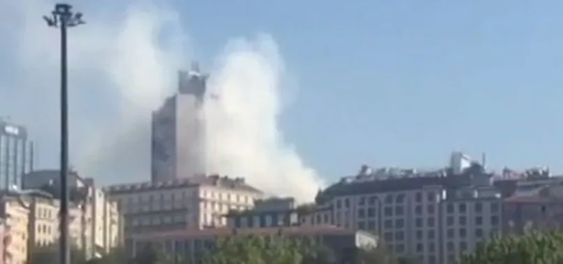 Beyoğlu'nda 6 katlı binada yangın