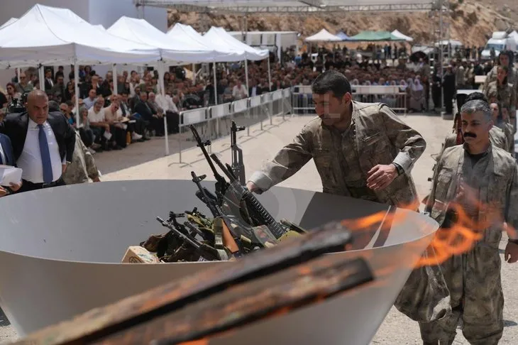 PKK’lı teröristler silahları yaktı! Yarım asırlık terör belasının sona erdiği anlar