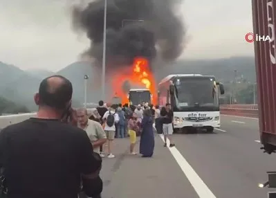Otoyolda otobüs alev alev yandı