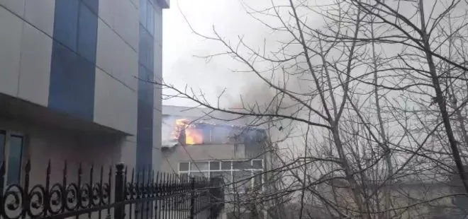Ataşehir’de 3 katlı apartmanın çatısı alev alev yandı