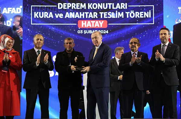 anahtarlar-bizzat-baskan-erdoganin-elinden-deprem-konutlari-hak-sahiplerine-teslim-edildi-hataya-2-yeni-hastan-1706973001315.jpeg Anahtarlar bizzat Başkan Erdoğan'ın elinden! Deprem konutları hak sahiplerine teslim edildi | Hatay'a 2 yeni hastane - 5