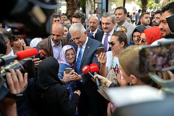 Binali Yıldırım küçük çocuğu böyle sevindirdi