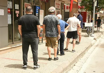 İzmirliler marketlerin önünde sıraya girdi