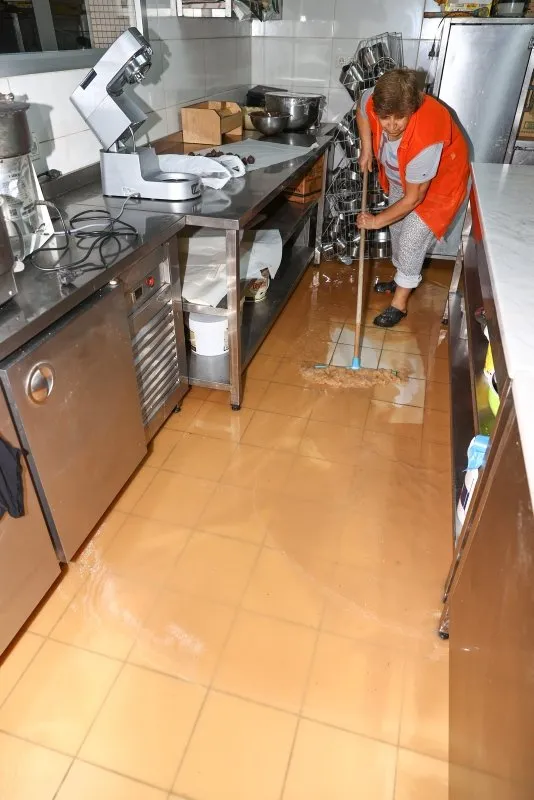 Son dakika: İzmir'de görülmemiş felaket! Hortum araçları 10 metre havaya kaldırıp binaların üzerinden savurdu