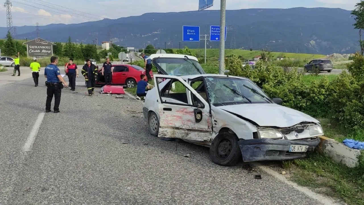 Kamyonet ile çarpışan otomobildeki 3 kişi yaralandı