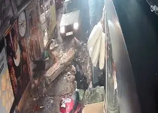 Bursa’da facia! Hava almak istedi canından oldu | Balkonun çökme anı ortaya çıktı