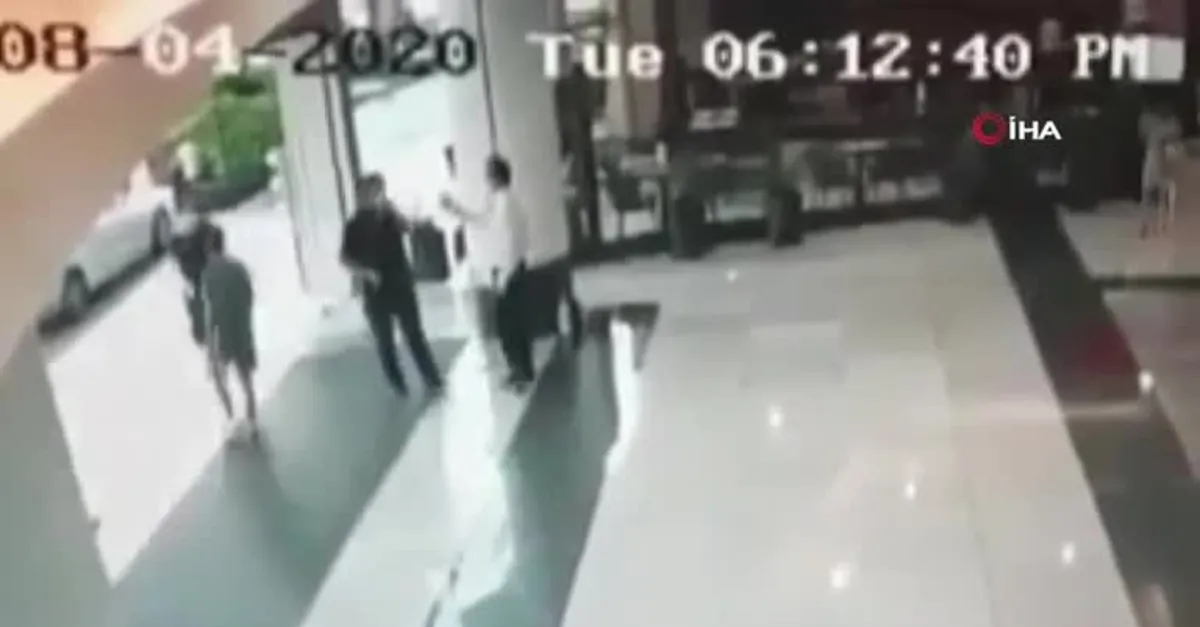 Lübnan Beyrut'taki patlama anı AVM kamerasında